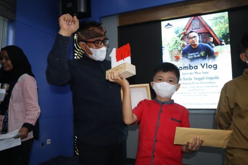 Vlogger Cilik Dapat Piala Kadisdik Purwakarta