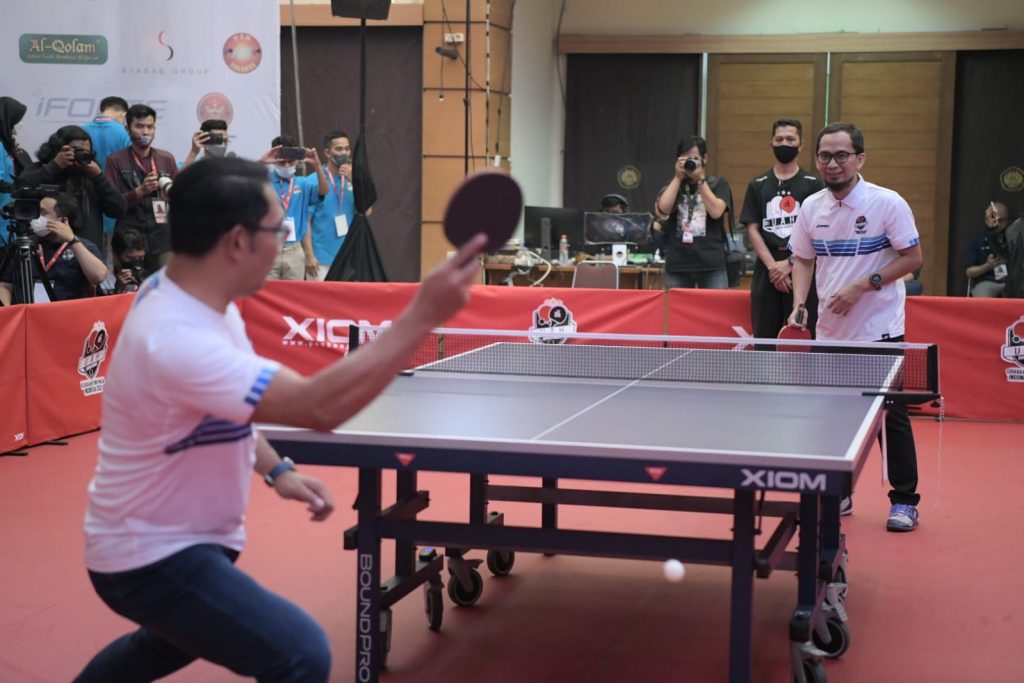 Ridwan Kamil-Ustaz Adi Hidayat Adu Skill Pingpong di UAH Super Series 2021