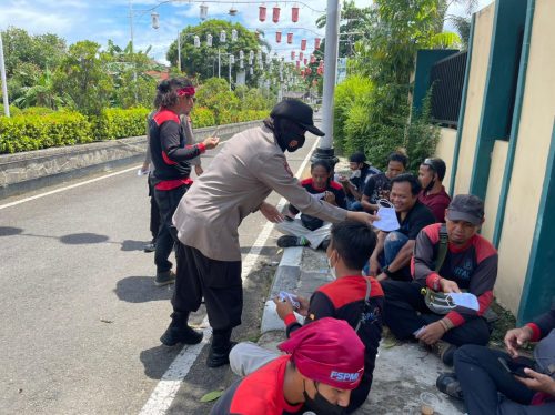 Humanis Kawal Aksi Buruh, Polisi di Purwakarta Sempatkan Bagi-bagi Masker