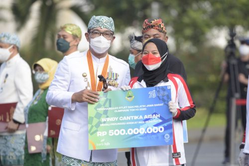 Ridwan Kamil Serahkan Kadeudeuh kepada Atlet Jabar Peraih Medali Olimpiade 2020