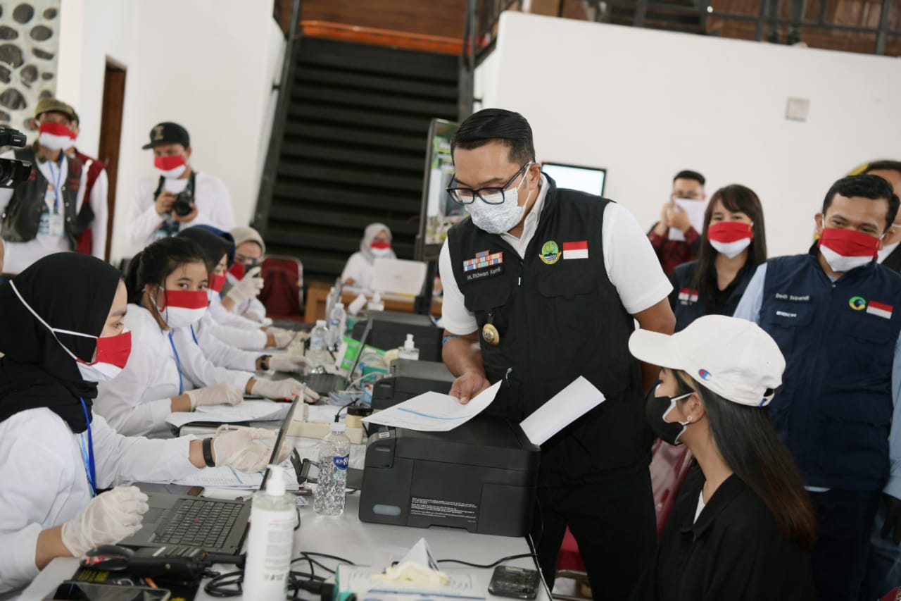 Penanganan COVID-19 di Jabar Membaik, Ridwan Kamil Minta Vaksinasi Dipercepat