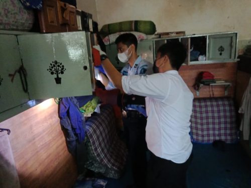Petugas Lapas Kelas IIB Purwakarta Geledah Kamar WBP