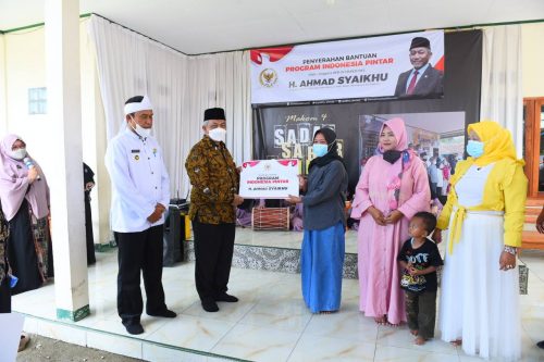 Reses di Purwakarta, Syaikhu Serahkan Bantuan PIP kepada Siswa