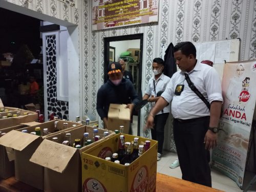 Operasi Pekat Jelang Nataru, Satpol PP Amankan Ratusan Botol Miras