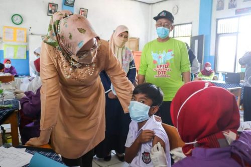Pantau Vaksinasi Anak, Ambu Anne Blusukan ke Sekolah-sekolah