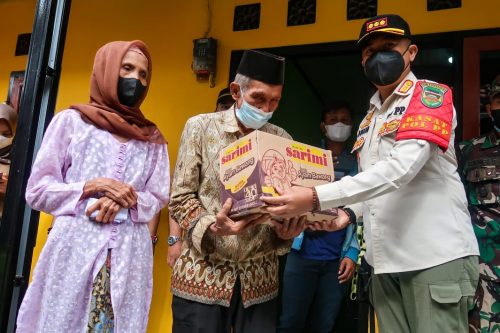 Satpol PP dan Linmas Purwakarta Isi Milangkala dengan Bakti Sosial