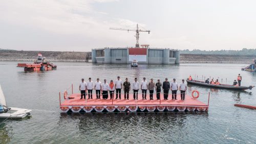Jasa Tirta II Pecahkan Rekor Muri Upacara Bendera Terbesar di Tengah Waduk