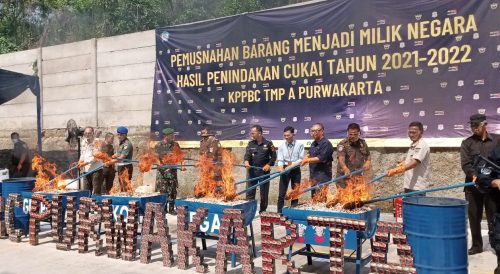Bea Cukai Purwakarta Musnahkan Miras llegal dan Jutaan Batang Rokok
