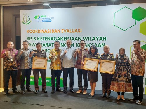 Kejari Purwakarta Terima Penghargaan dari BPJamsostek