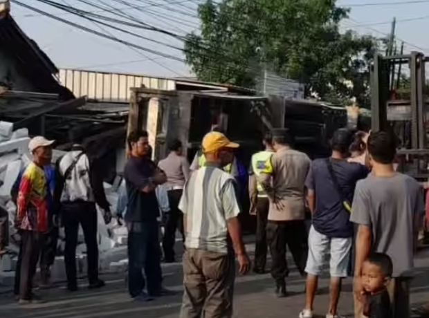 Lima Orang Jadi Korban Insiden Truk Pengangkut Hebel Terguling di Campaka Purwakarta