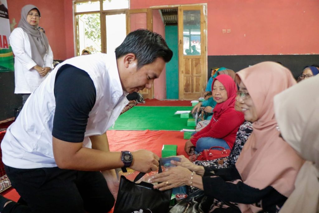Pemkab Purwakarta Distribusikan Bansos Rutilahu hingga Bibit Ikan