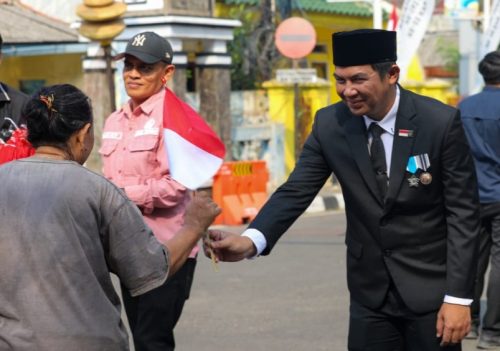 Pemkab Purwakarta Bagi-bagi Bendera Merah Putih