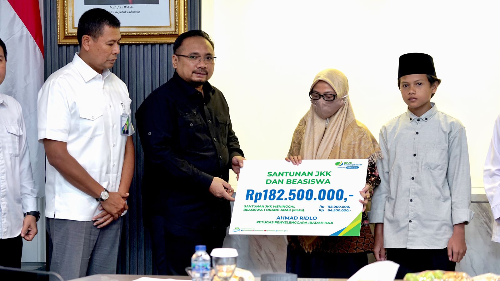 Menag Serahkan Santunan BPJamsostek Rp183 Juta kepada Ahli Waris Petugas Haji Meninggal saat Tugas