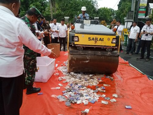 Kejari Purwakarta Musnahkan Ribuan Batang Rokok Ilegal