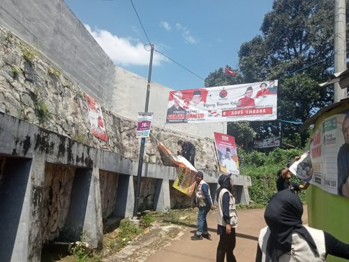 Jelang Pemungutan Suara, Satpol PP dan Panwaslu Sukatani Tertibkan APK