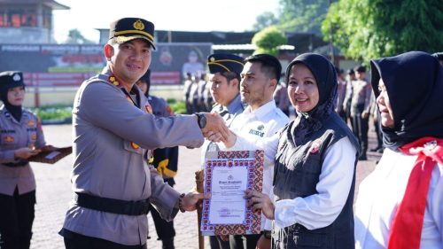 Dekan Fakultas Psikologi UBP Karawang Raih Penghargaan Atas Pengungkapan Kasus Pelecehan Seksual
