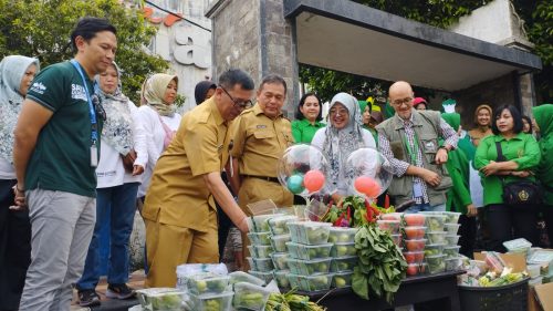 Ibu-ibu di Purwakarta ini Bagikan Takjil Berupa Sayuran Segar
