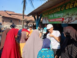Momen Om Zein Borong Dagangan Warga Saat Bersih-bersih Sungai Citeko Plered