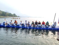 Peringati HUT ke-79 RI, Jasa Tirta II Ajak Relawan Bakti BUMN dan Atlet Triathlon Tebar Benih Ikan di Waduk Jatiluhur