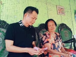 Calon Bupati Purwakarta, Om Zein Ajak Warga Gotong Royong Perbaiki Rumah Mak Atem yang Hampir Roboh