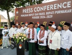 Berlatarbelakang Santri, Sarungan Jadi Khas Zainal Arifin – H Sona Saat Mendaftar ke KPU Purwakarta