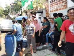 Calon Bupati Purwakarta Om Zein Kirim Bantuan 100 Tangki Air Bersih untuk Warga yang Kekeringan