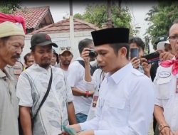 Dapat Nomor Istimewa 1, Om Zein Syukuran Bantu Pemulung Barang Bekas saat Keluar dari Kantor KPU Purwakarta