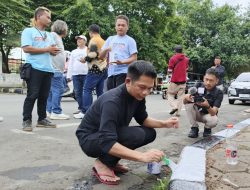 Syukuran Kemenangan, Bupati Purwakarta Terpilih Om Zein Mengecat Trotoar Bareng Relawan