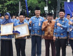 Pejabat Dinas Pendidikan Purwakarta Terima Penghargaan PNS Berprestasi dan Teladan