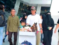 Istimewa! Bupati Purwakarta Terpilih Om Zein Pulangkan TKI Asal Purwakarta yang Sakit di Arab Saudi