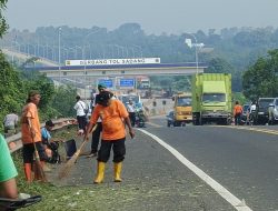 Wujudkan Etalase Purwakarta Istimewa, Bupati Purwakarta Ajak Perangkat Daerah Ngosrek di Gerbang Tol Sadang