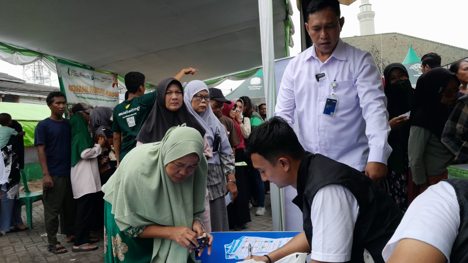 Bulog dan Pegadaian Bersinergi Ringankan Beban Masyarakat, 1.200 Warga Karawang Nikmati Diskon Sembako