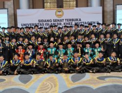 Wisuda UNISMU dan STAI Dr Khez Muttaqien Tahun Akademik 2024/2025 Digelar Penuh Kekhidmatan