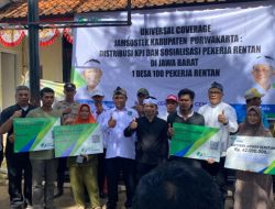 Bupati Purwakarta Om Zein Serahkan Secara Simbolis Kartu Peserta BPJS Ketenagakerjaan Untuk Pekerja Rentan