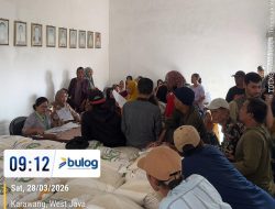 Bulog Karawang Salurkan Bantuan Pangan ke Ratusan Warga Desa Purwasari