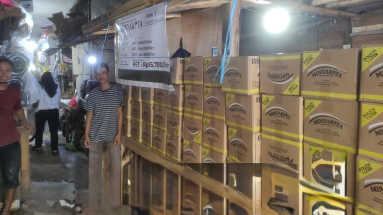 Bulog Karawang Rutin Distribusikan Minyakita ke Pasar-pasar