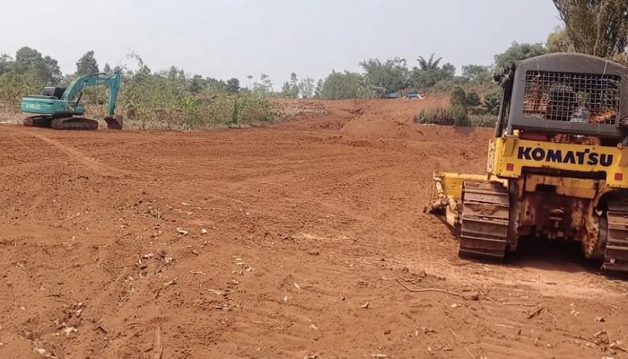Merasa Diserobot,  Tambang Tanah Merah Ilegal di Perbatasan Kiarapedes-Wanayasa Diseruduk Warga