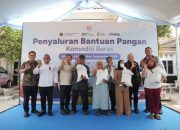 Dirut BULOG Bersama Wakil Ketua DPR RI Tinjau Penyaluran Bantuan Pangan di Karawang, Pastikan Bantuan Diterima Masyarakat
