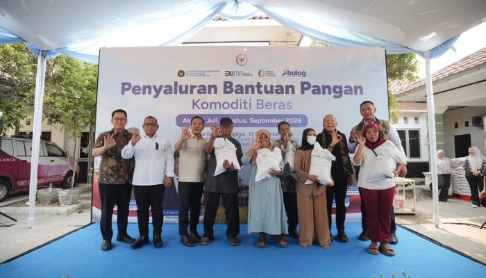Dirut BULOG Bersama Wakil Ketua DPR RI Tinjau Penyaluran Bantuan Pangan di Karawang, Pastikan Bantuan Diterima Masyarakat