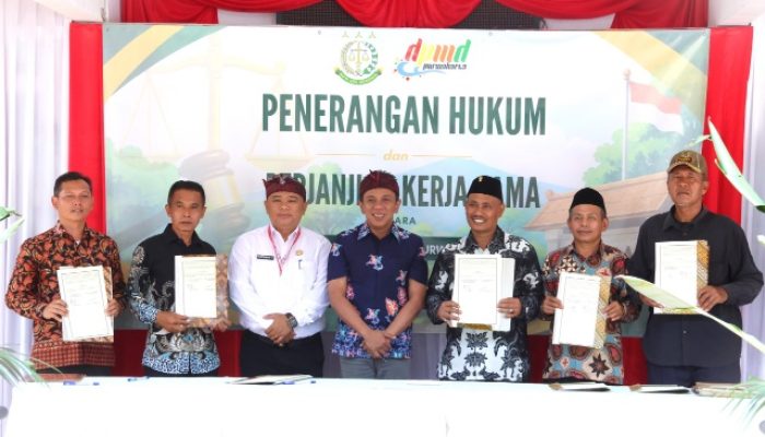 Seluruh Desa di Kecamatan Kiarapedes Teken PKS dengan Kejari Purwakarta